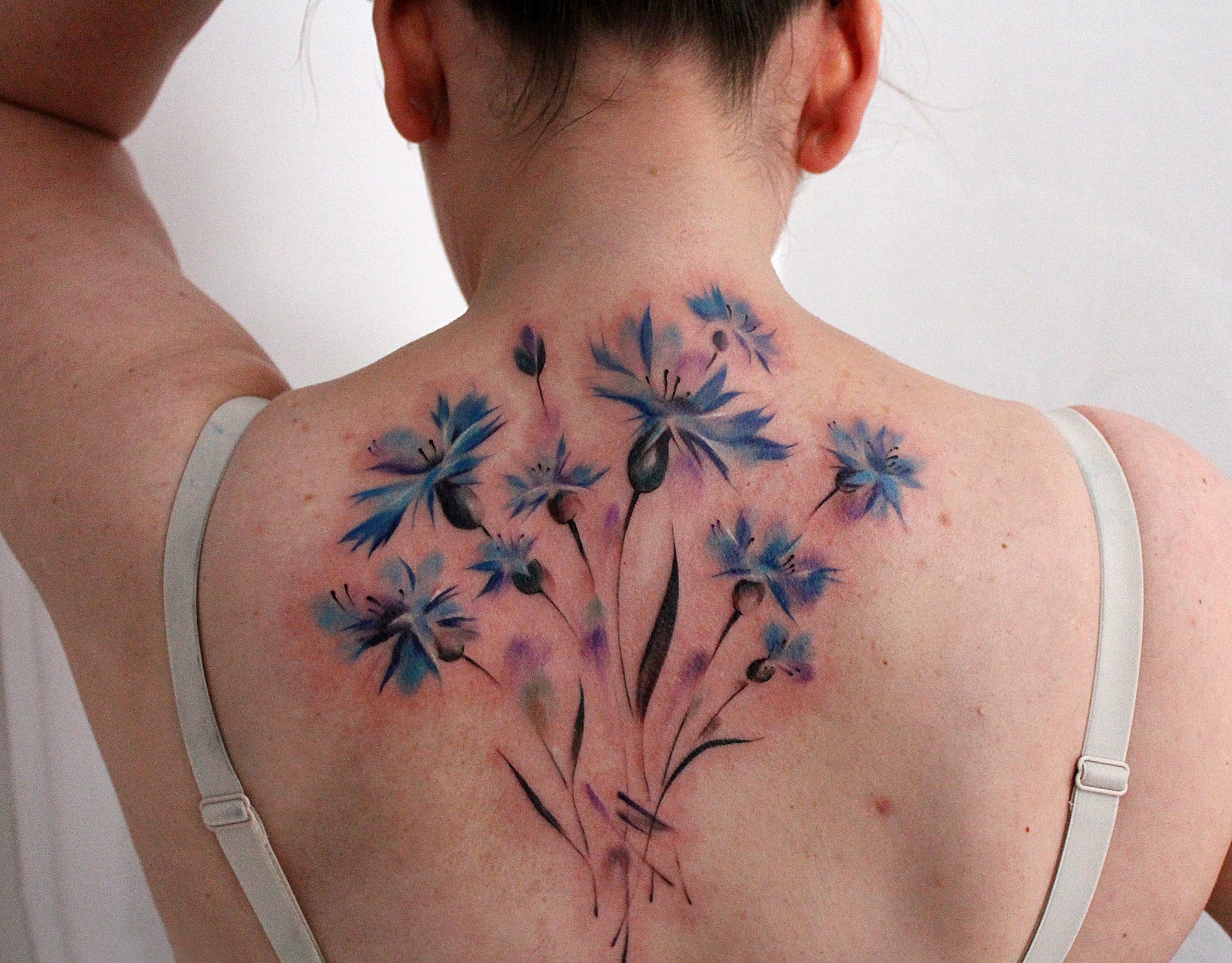 Для дівчат кольорові на спині, фото - Тату салон Wild Bee