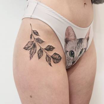 Тату женские черно-белые на бедре, фото - Тату салон Wild Bee