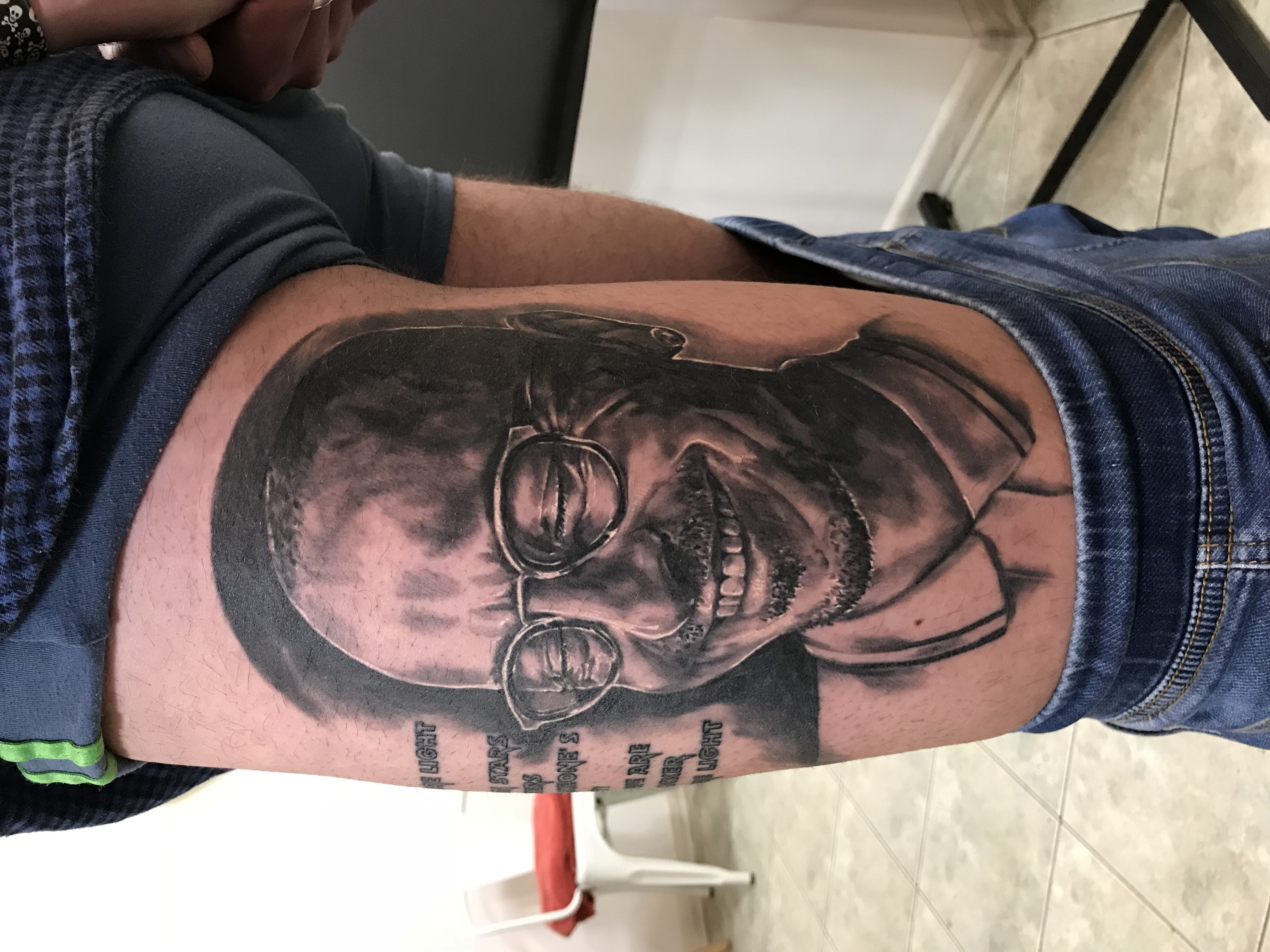 Для хлопців чорно-білі на стегні, фото - Тату майстер MaxFreeman