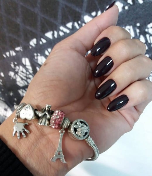 Однотонный (монохромный) маникюр темный на овальные ногти, фото -  Bas nail