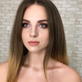 Портретна фотосесія жіночна біля стіни, фото - Візажист Галина Торопцева