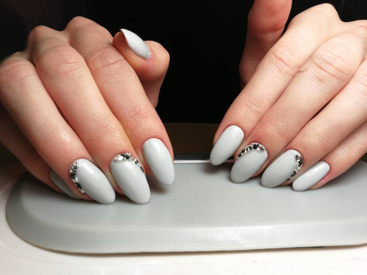 Білий манікюр зима, фото - Косметологічний центр Надія