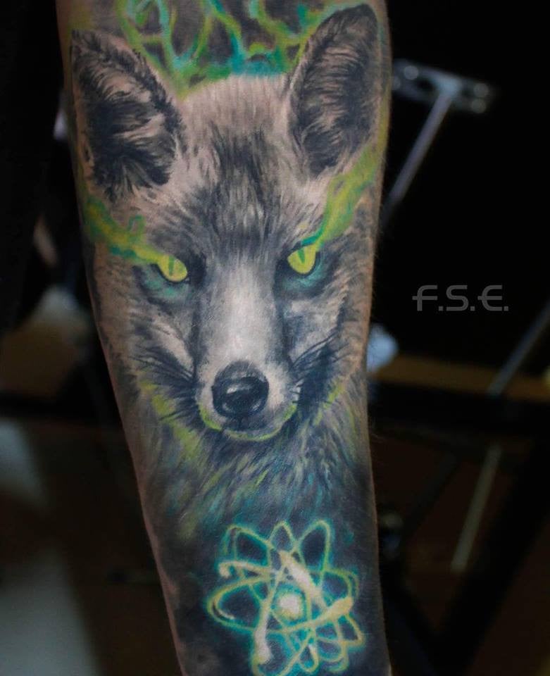 Мужские на предплечье цветные, фото -  Rose Tattoo