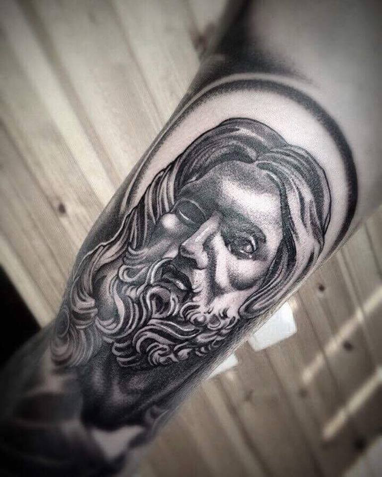 Мужские на руке реализм, фото -  Rose Tattoo