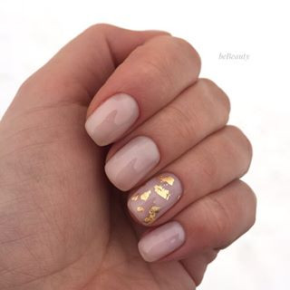 Манікюр на короткі нігті нюдовий із золотом, фото -  BeBeauty