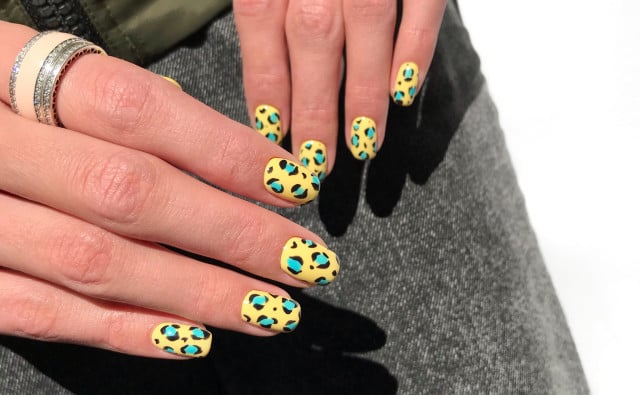 Маникюр с рисунком яркий желтый, фото - Ногтевая студия Banana Nails
