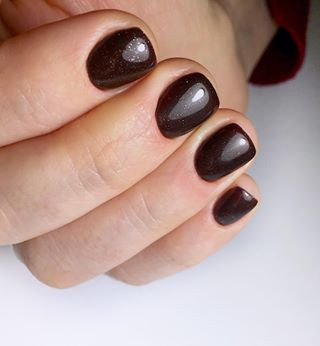 Однотонный (монохромный) маникюр коричневый темный, фото -  Beauty Bar&School