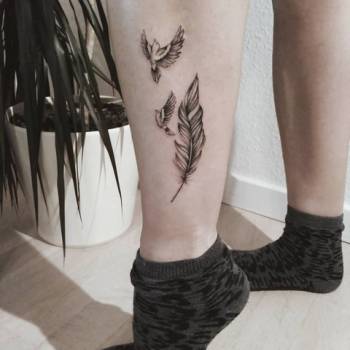 Тату на ноге перо, фото - Тату мастер Анна Щусь