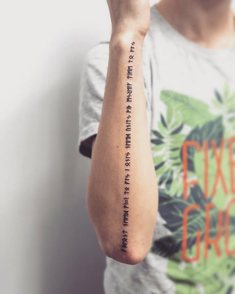 Для хлопців на передпліччі чорно-білі, фото - Тату майстер Black Art Tattoo