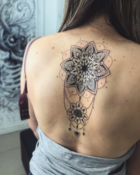 Для дівчат чорно-білі на спині, фото - Тату майстер Black Art Tattoo