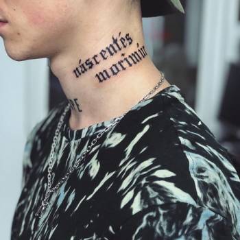 Тату мужские на шее надпись, фото - Тату мастер Black Art Tattoo