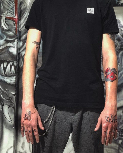 Для хлопців на руці пальцях, фото - Тату майстер Black Art Tattoo