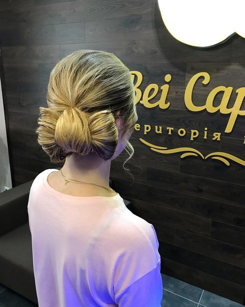 Укладка волос блонд прическа пучок, фото -  Bei Capelli