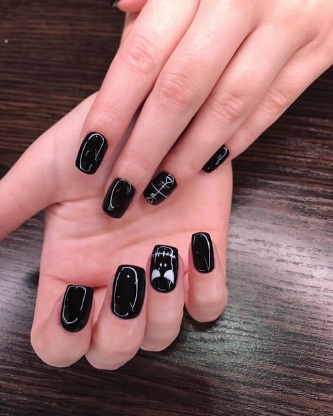 Манікюр з малюнком чорний на квадратні нігті, фото -  Bei Capelli
