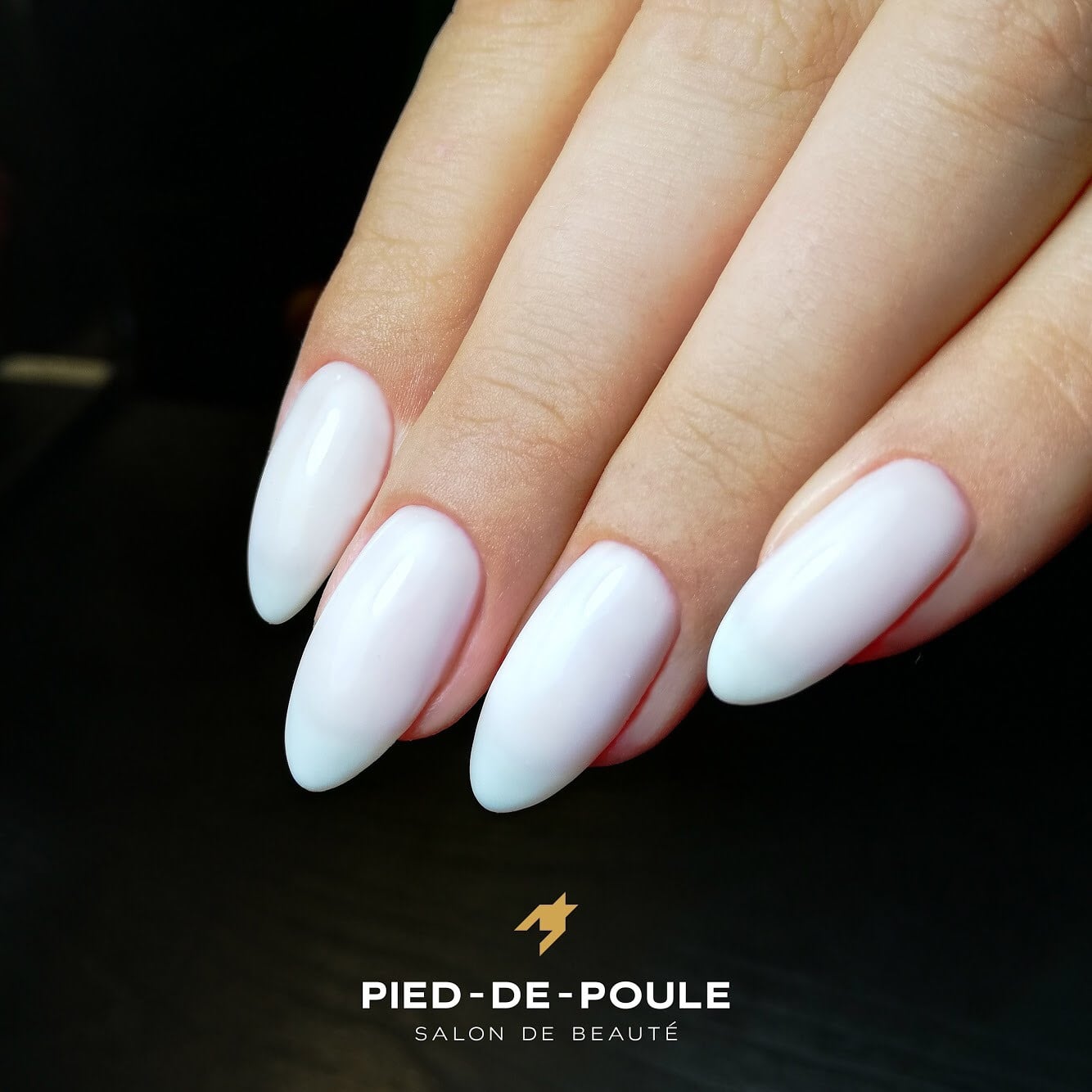 Маникюр миндаль молочный стильный, фото - Салон красоты PIED-DE-POULE