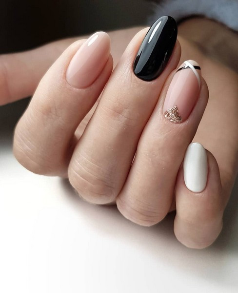 Білий манікюр нюдовий з малюнком, фото -  Nail Room