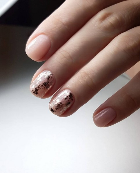 Манікюр на короткі нігті нюдовий із фольгою, фото -  Nail Room