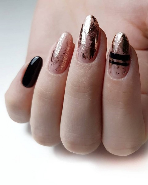 Чорний манікюр із фольгою зі смужками, фото -  Nail Room