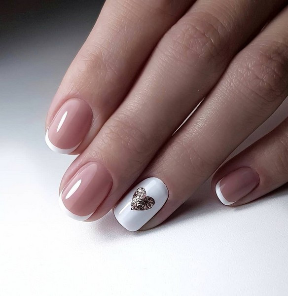 Ніжний манікюр французький із серцями, фото -  Nail Room