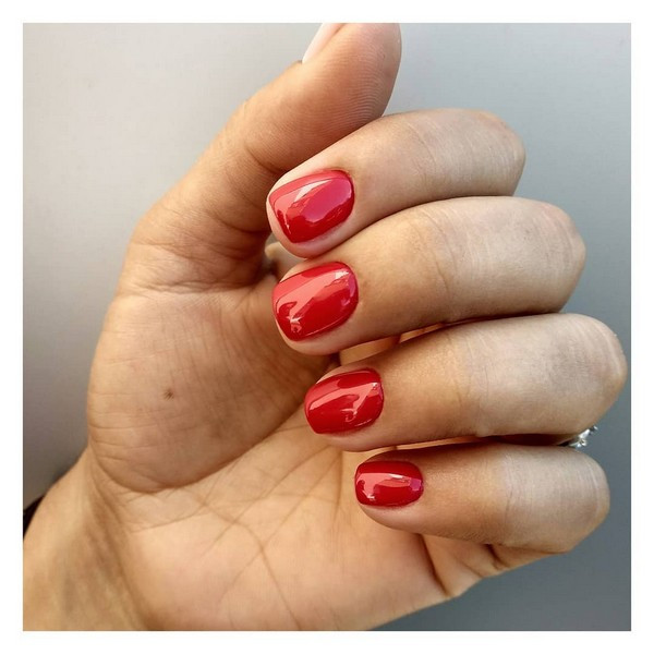 Класичний манікюр червоний на короткі нігті, фото - Нігтьова студія Arish nails