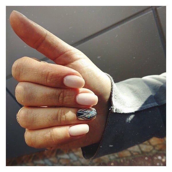 Нюдовый маникюр с блестками геометрия, фото - Ногтевая студия Arish nails