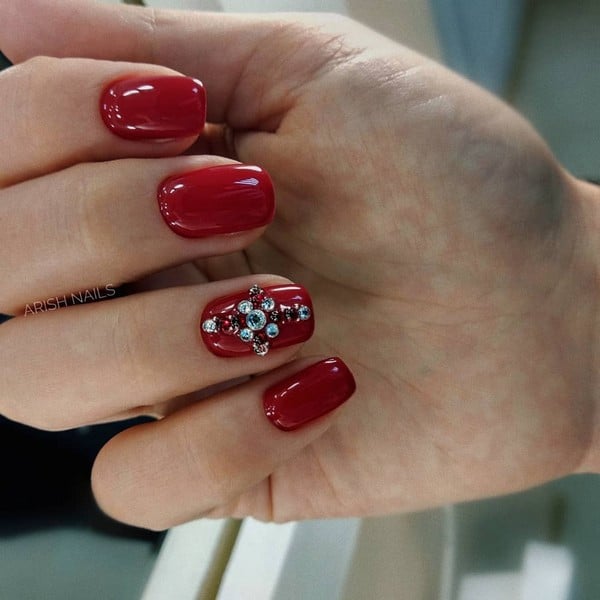 Красный маникюр на короткие ногти со стразами, фото - Ногтевая студия Arish nails