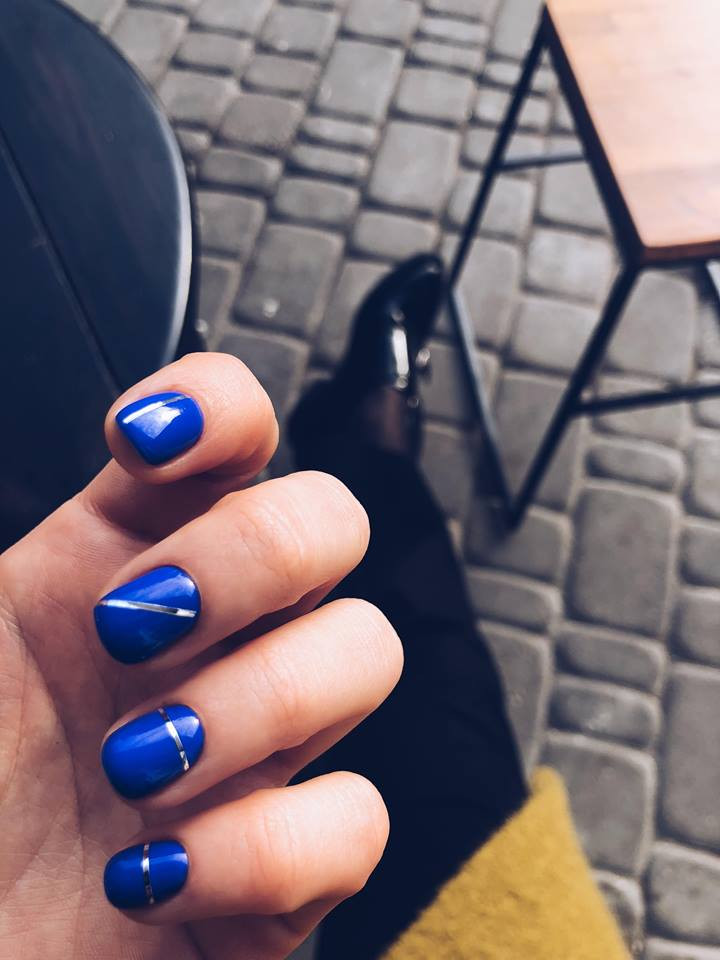 Манікюр з малюнком яскравий синій, фото - Нігтьова студія Banana Nails