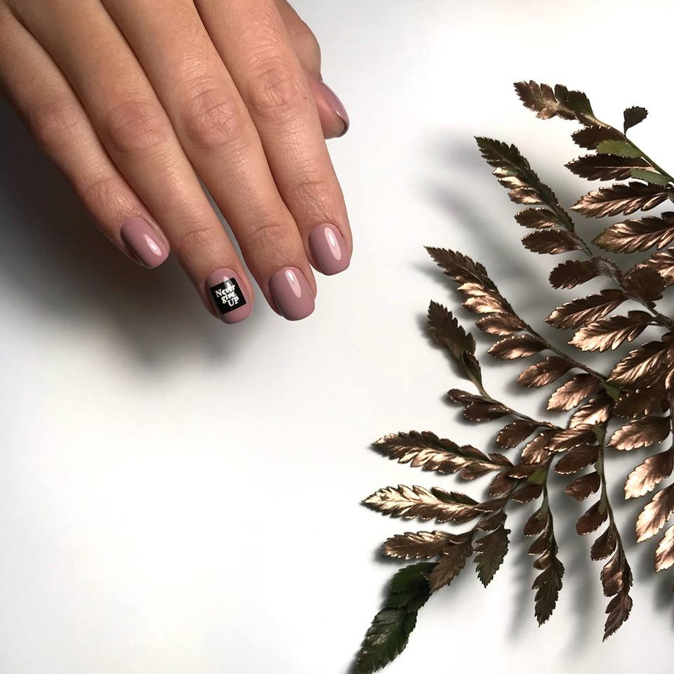 Манікюр на короткі нігті ніжний нюдовий, фото - Нігтьова студія Banana Nails