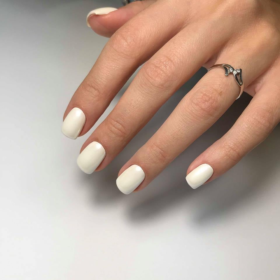 Білий манікюр на короткі нігті квадратні, фото - Нігтьова студія Banana Nails