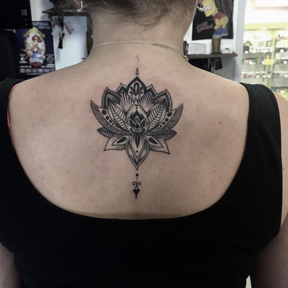 Женские черно-белые на спине, фото - Тату салон Bear's Lair Tattoo Studio