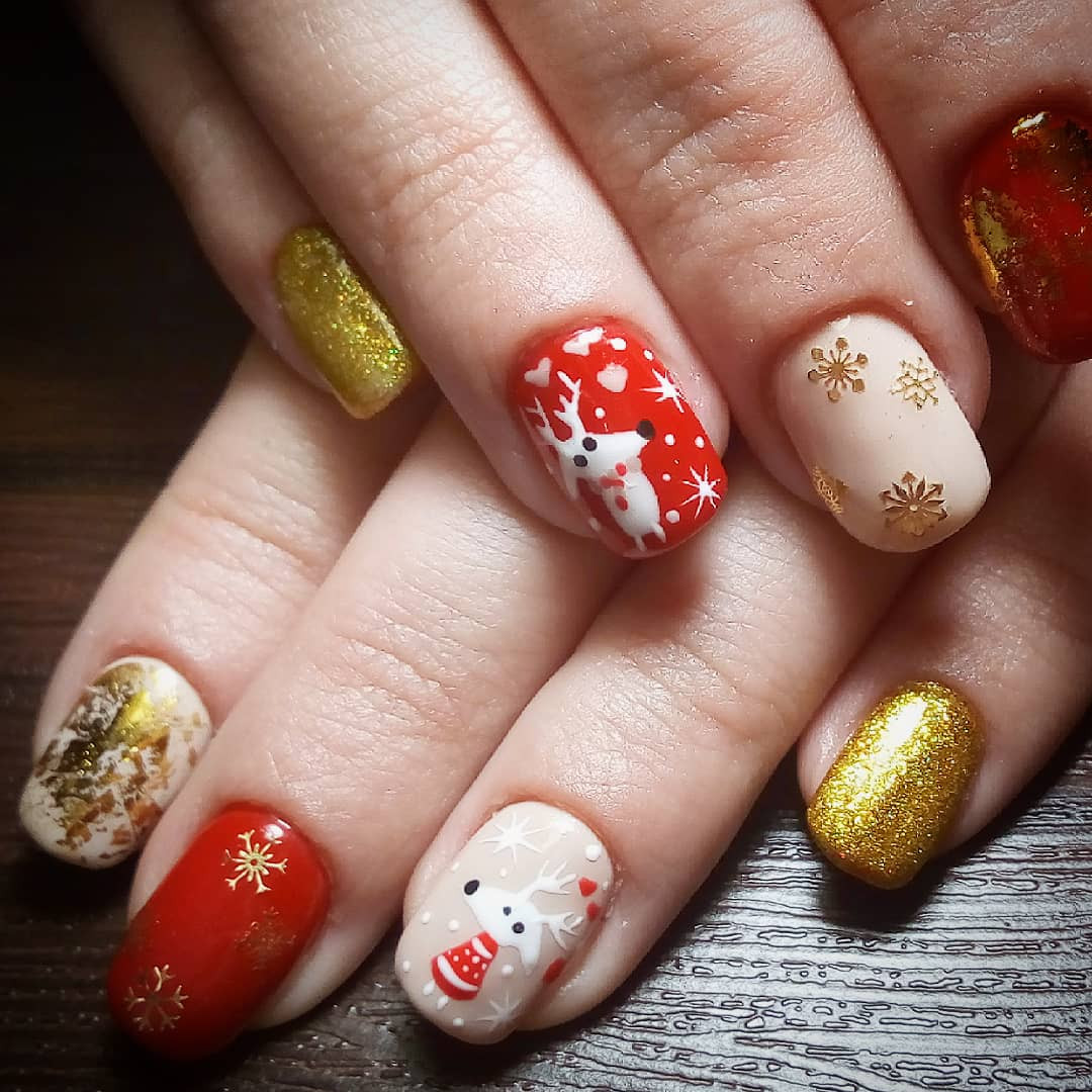 Новогодний маникюр с блестками рисунком, фото - Ногтевая студия Beauty Room