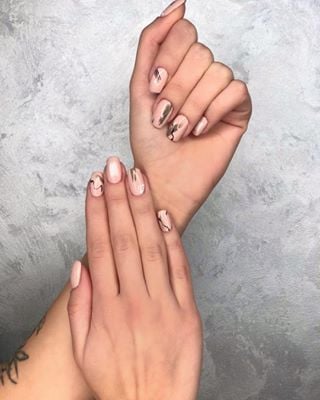 Нюдовий манікюр мигдаль із золотом, фото -  Amuse