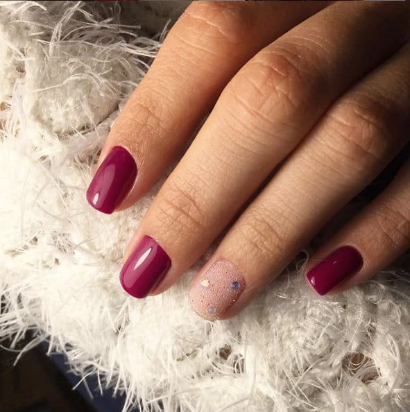 Манікюр на короткі нігті з блискітками бордовий, фото -  Shilova nails