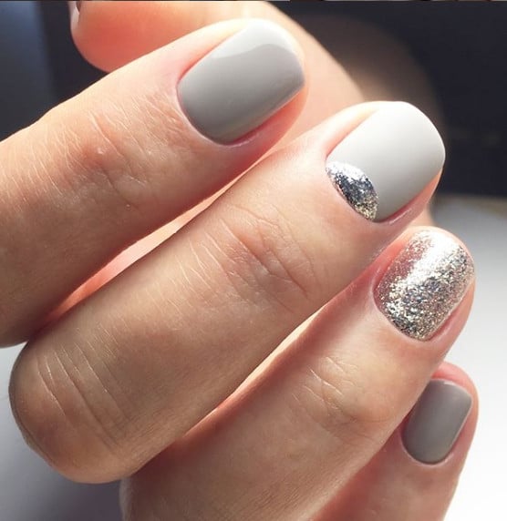 Маникюр на короткие ногти с блестками серый, фото -  Shilova nails