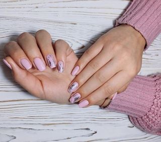 Маникюр на короткие ногти нежный с рисунком, фото -  Zefir