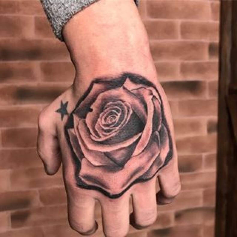 Для хлопців троянда реалізм, фото - Тату салон InkVisitor