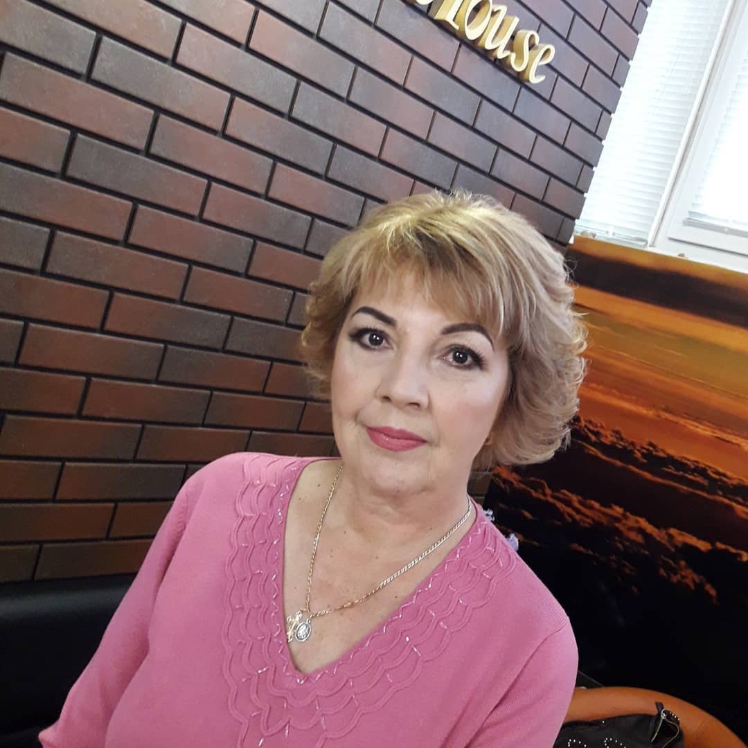 Жіноча стрижка на коротке волосся багатошарова, фото - Візажист Галина Борденюк