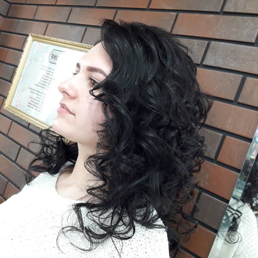 Стрижка на середнє волосся жіноча кучеряве, фото - Візажист Галина Борденюк