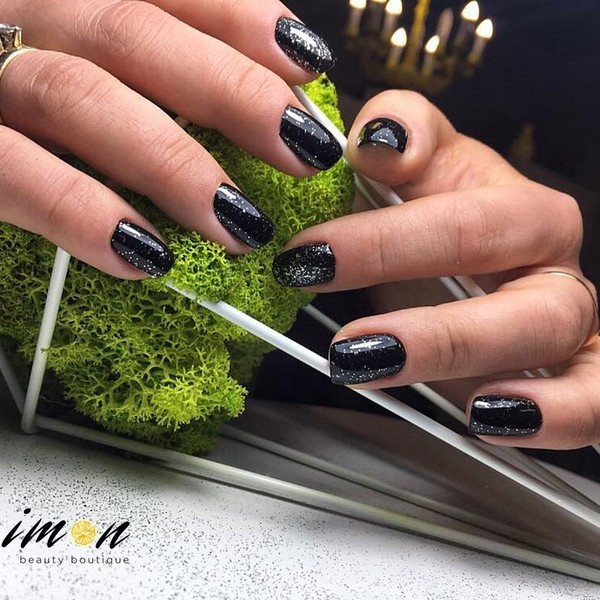Маникюр на короткие ногти с блестками черный, фото -  Limon beauty boutique