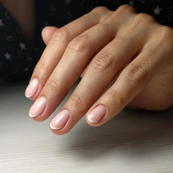 Классический маникюр на короткие ногти нежный, фото -  ARAKELOVA Studio