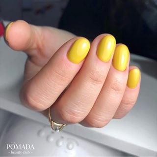 Манікюр на короткі нігті яскравий жовтий, фото - Студія краси Помада