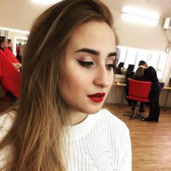 Пин-ап 
Стрелки и глиттерные губы