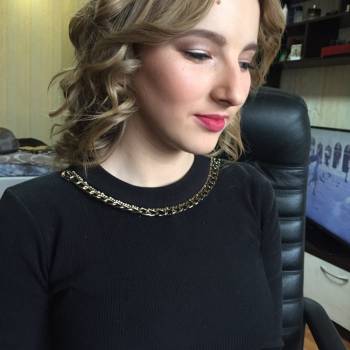 Нежный макияж и локоны 