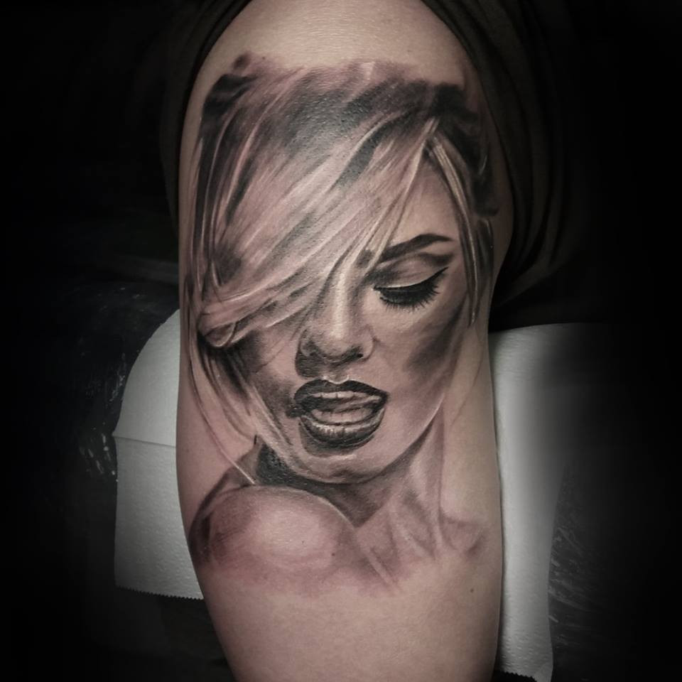 Для дівчат на плечі реалізм, фото -  Cult Tattoo