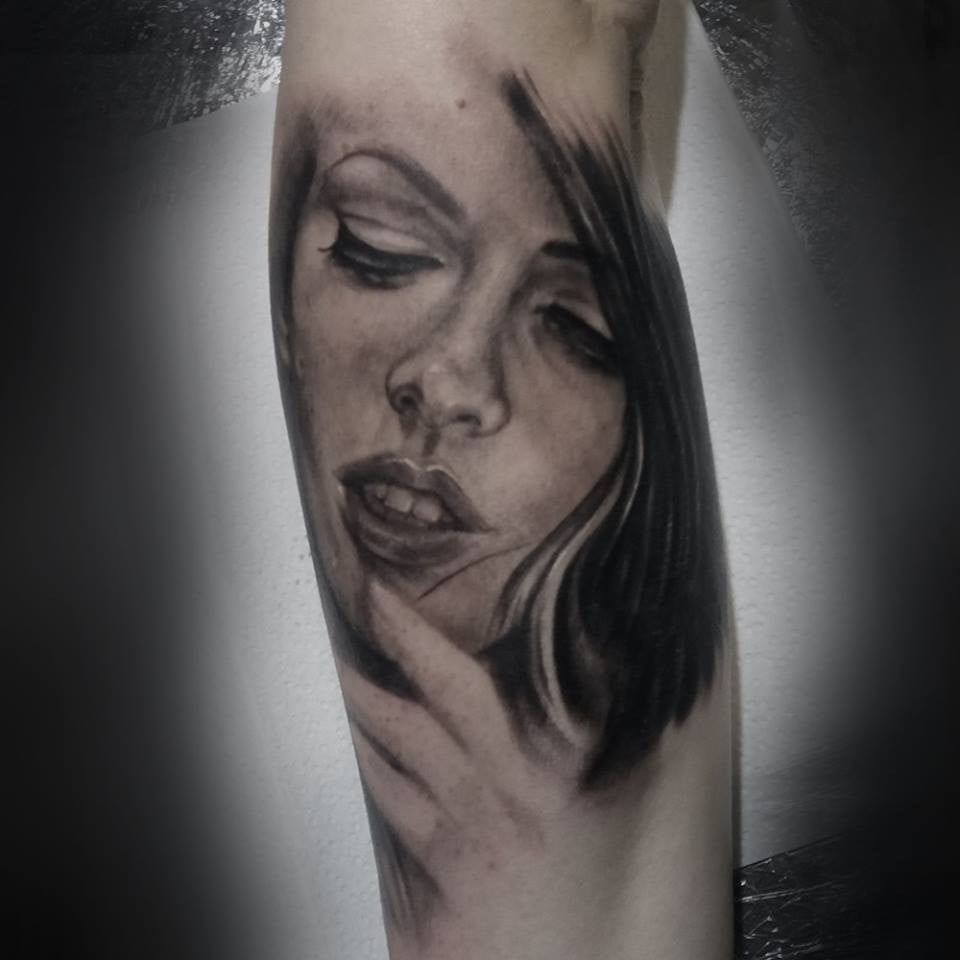 На передпліччі реалізм дівчина, фото -  Cult Tattoo