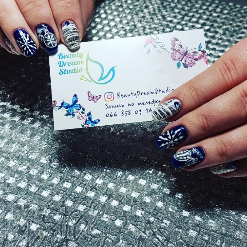 Маникюр с рисунком синий снежинки, фото -  Beauty Dream Studio