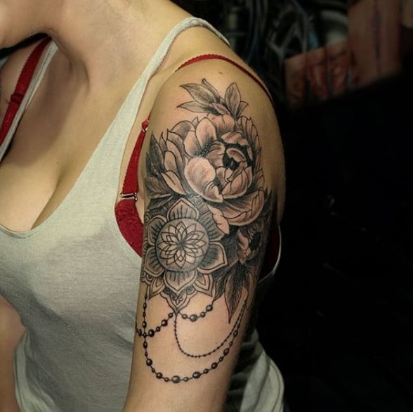 Для дівчат на плечі квіти, фото - Тату салон Devil Tattoo Studio