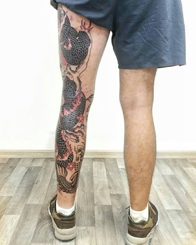Мужские на ноге цветы, фото - Тату салон Mapogo Tattoo Studio Lviv