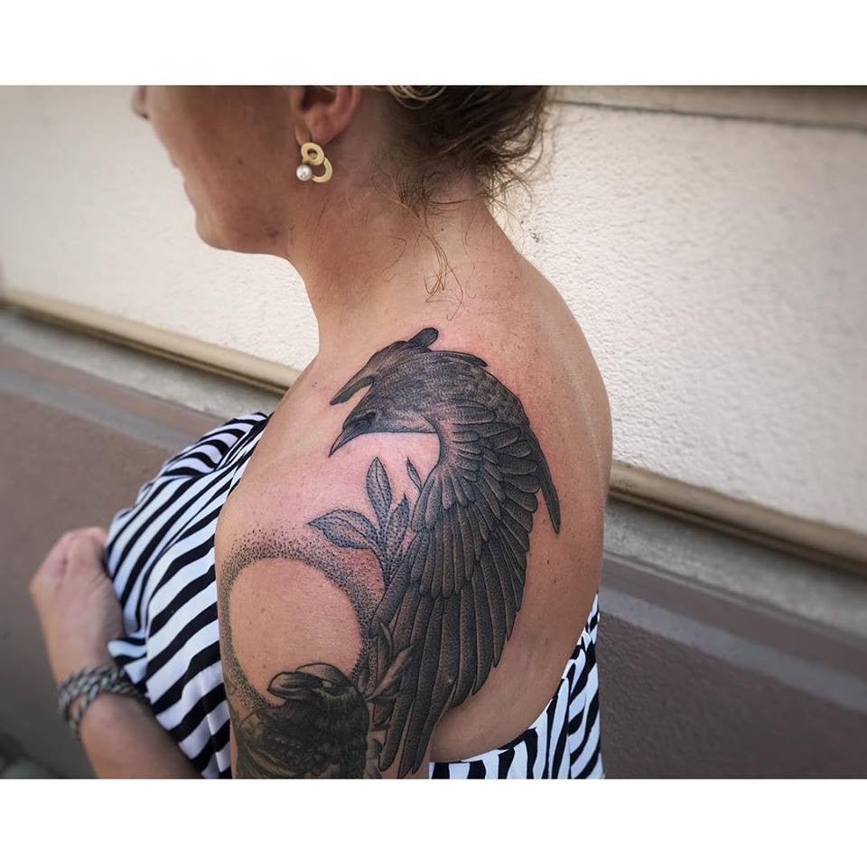Для дівчат на плечі реалізм, фото - Тату салон Mapogo Tattoo Studio Lviv