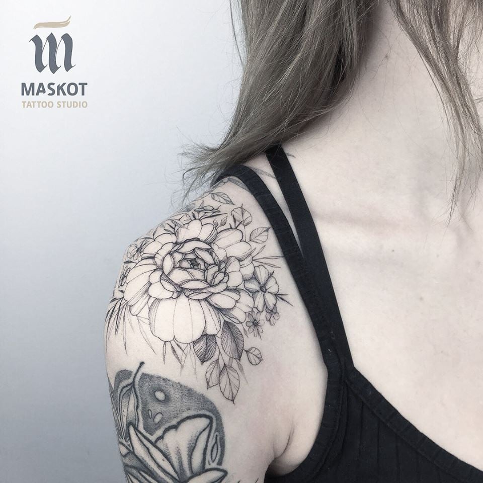 Женские на плече черно-белые, фото - Тату салон Maskot Tattoo